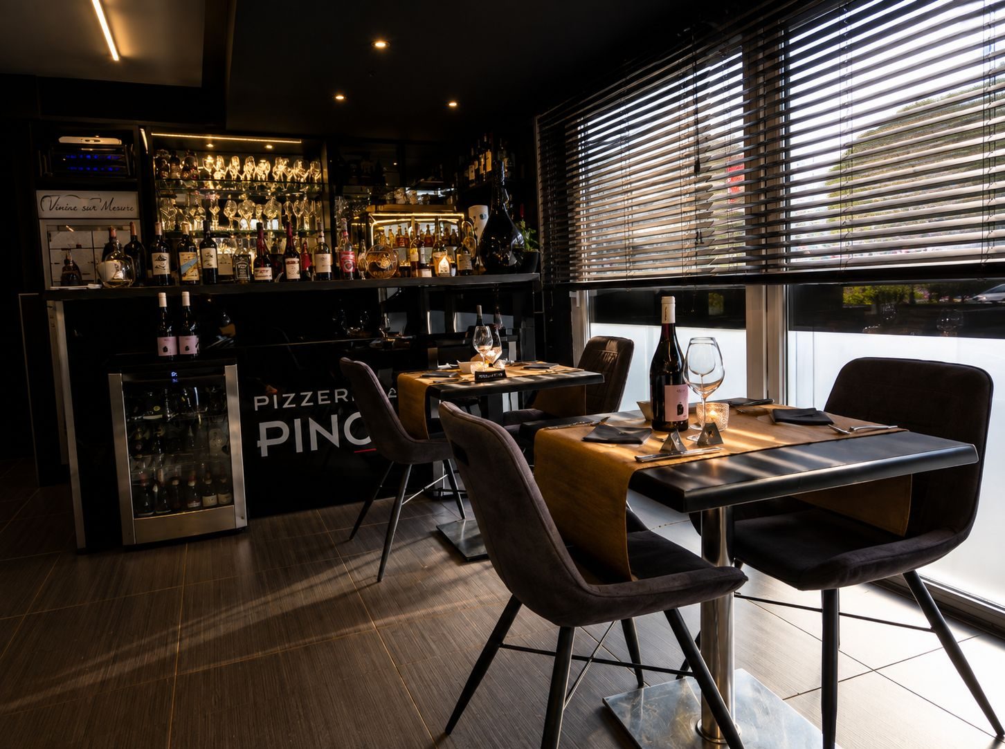 Bar à vins et salle de la Pizzeria Pino
